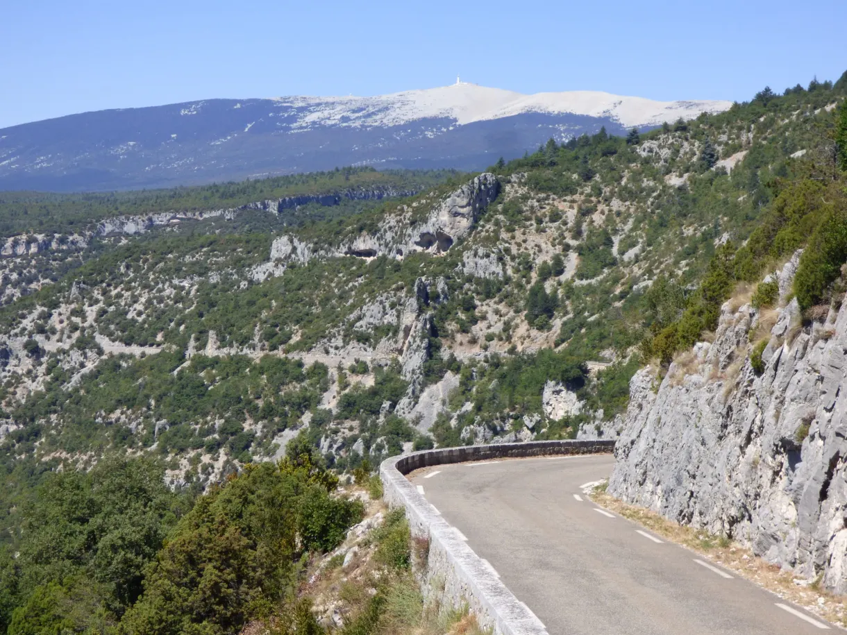 Sommet pelé du Ventoux au-dessus des falaises et du lacet routier