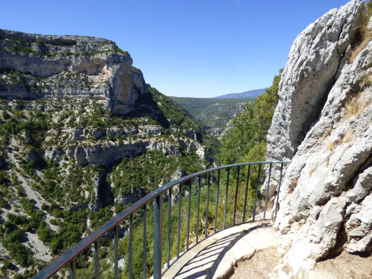 Garde-corps du belvédère glissé entre deux rochers blancs