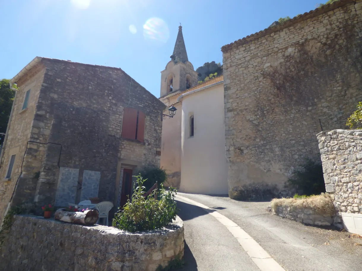 Ruelle de hameau menant au clocher entre maisons de pierre