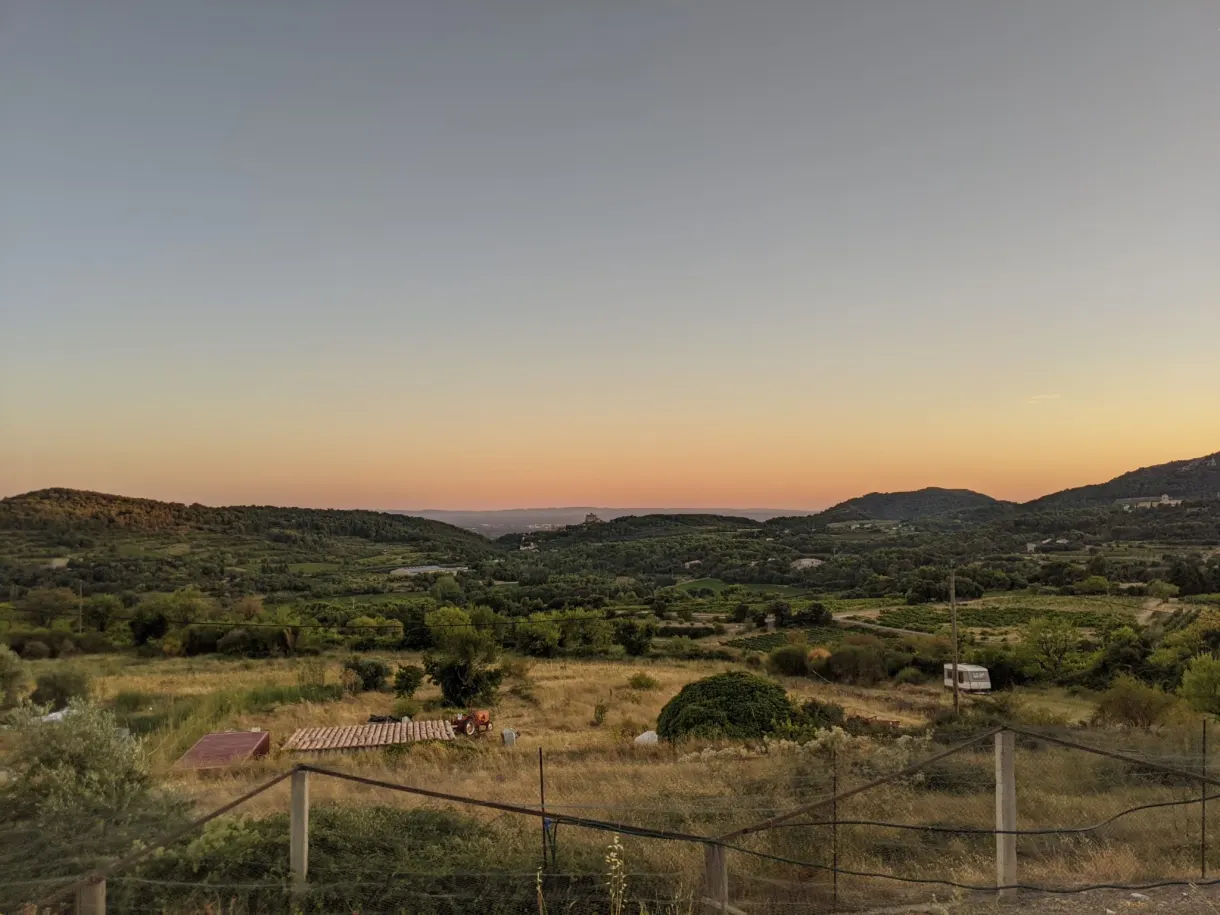 Campagne et collines au crépuscule depuis le terrain de la location