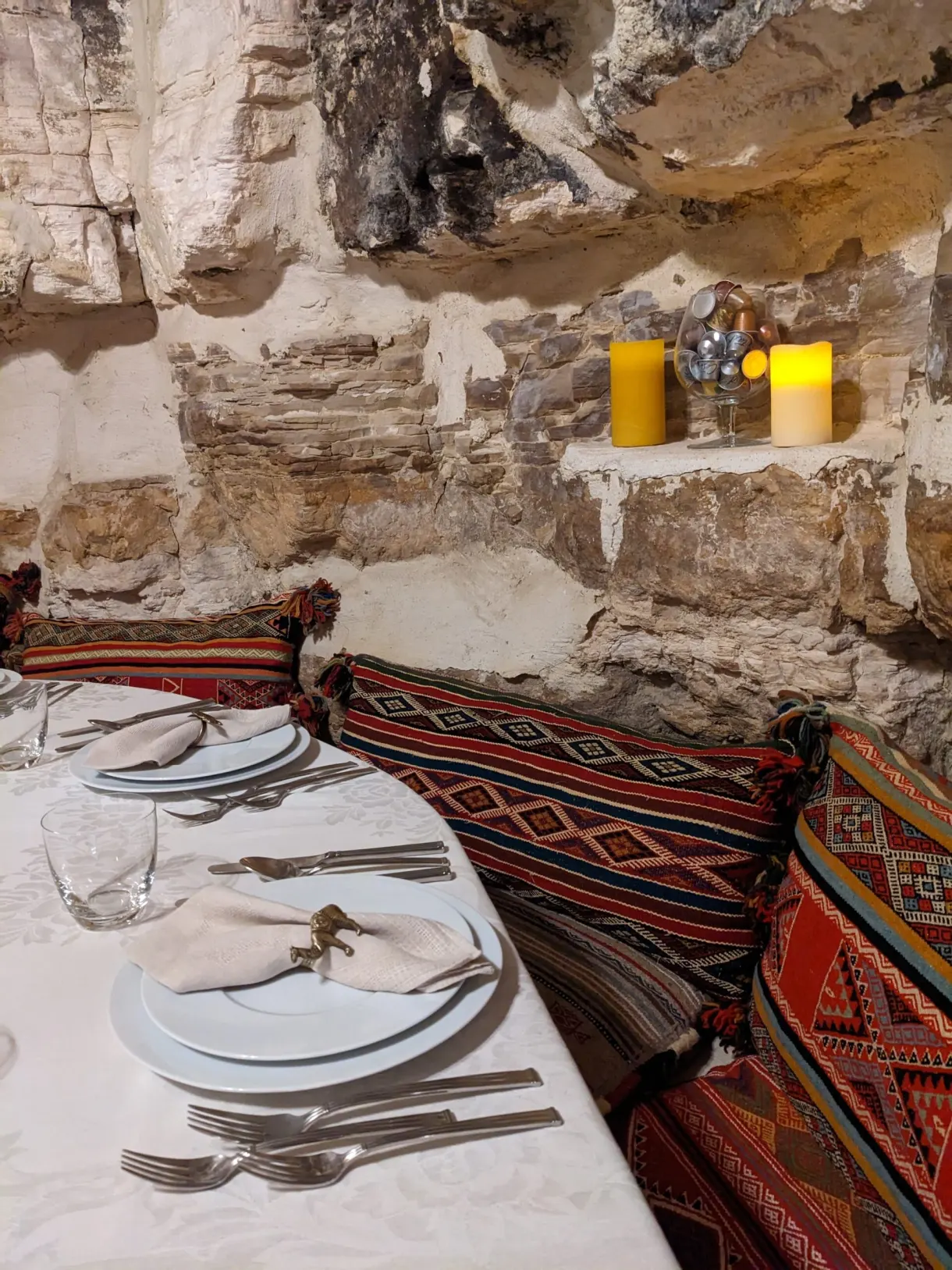 Table dressée sous la roche dans la salle à manger troglodyte de l'Auberge de Tamezret