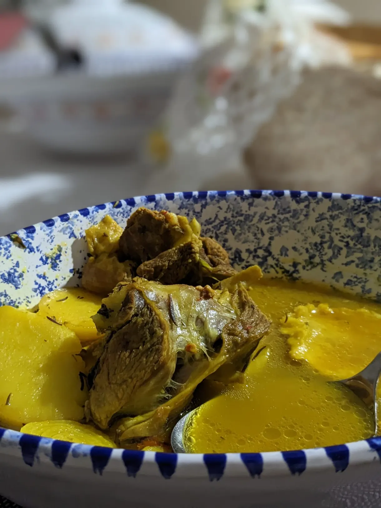 Ragoût d'agneau et pommes de terre au curcuma, dîner préparé par Fatma à Tataouine
