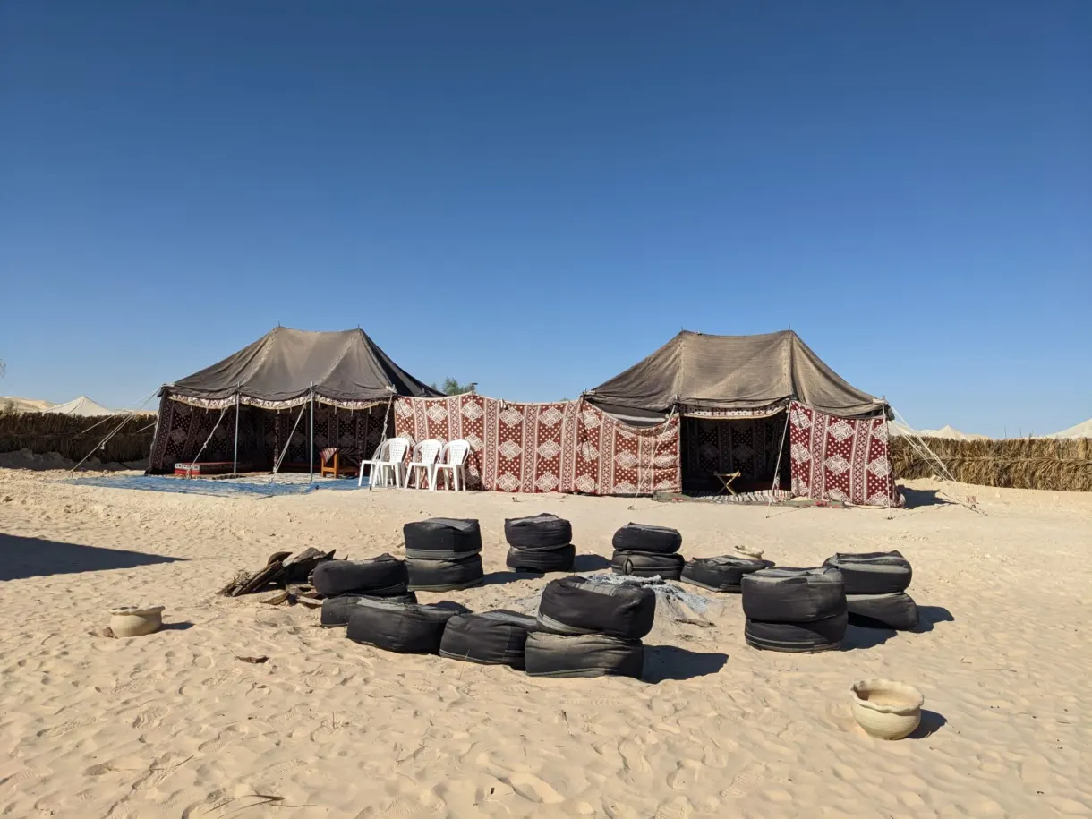 Tentes berbères et coin feu du camp Dunes Insolites, dans le désert près de Sabria