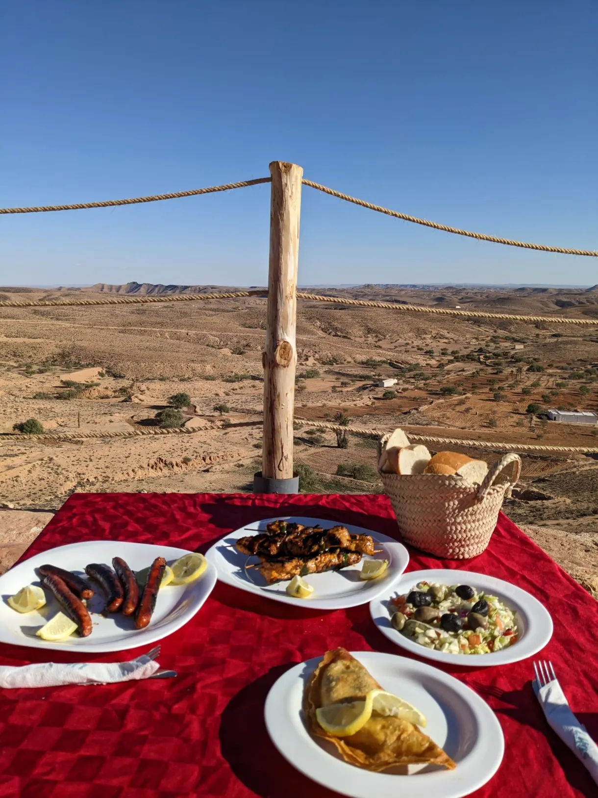 Déjeuner face au désert au restaurant du Ksar Jouamaa : merguez, grillades, brick et salade