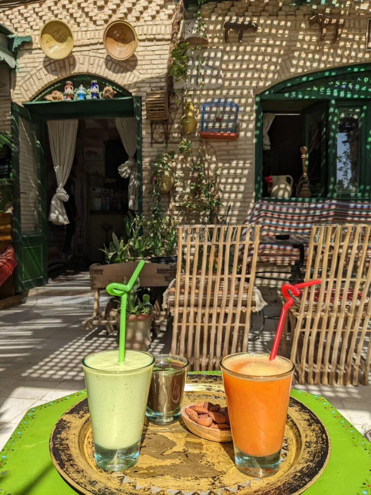 Jus de pistache et jus d'orange sous la pergola du Café berbère de la médina de Tozeur