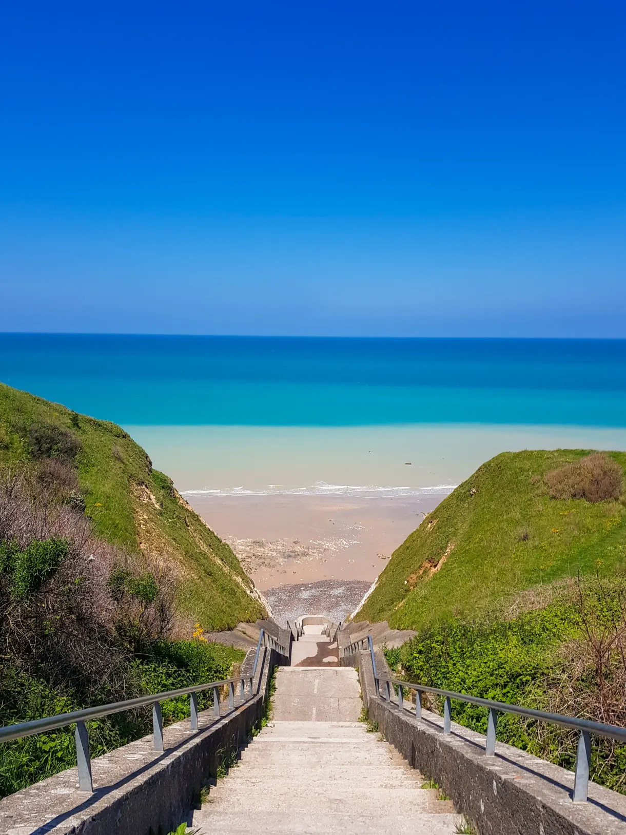 Escalier descendant entre deux falaises vers la plage, titre Côte d'Albâtre