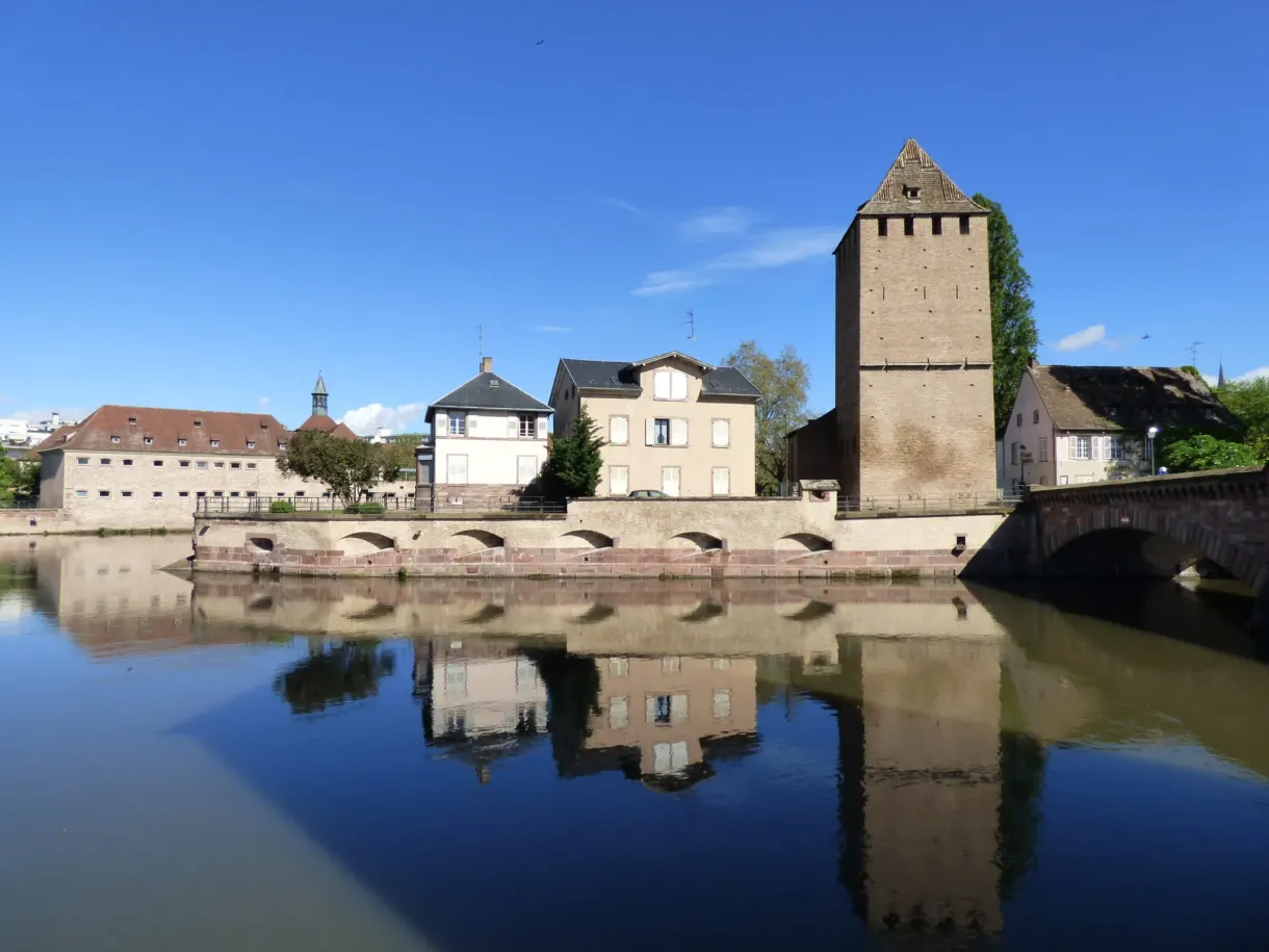 Tour carrée des Ponts Couverts se reflétant dans l'Ill