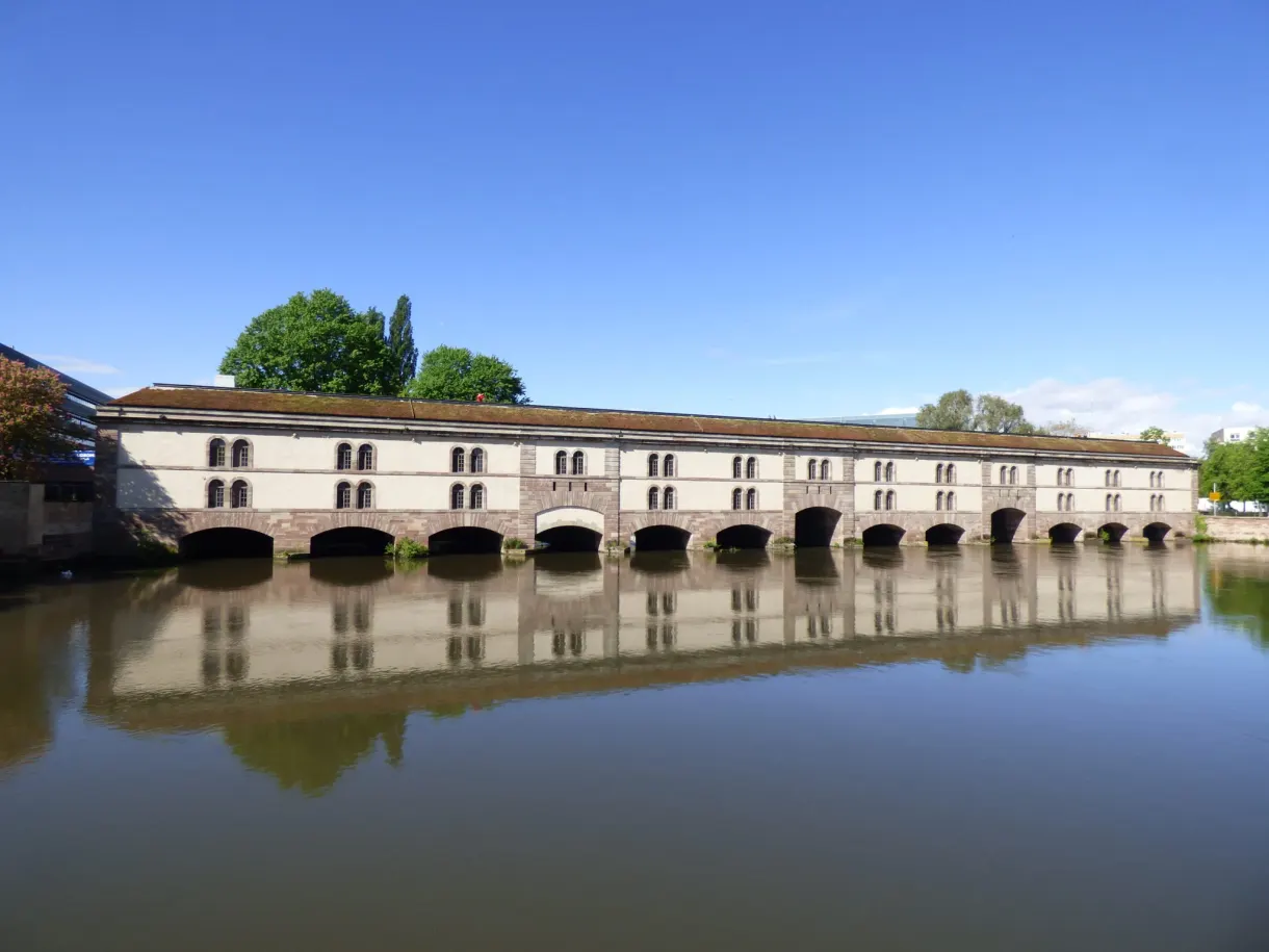 Barrage Vauban et sa longue galerie d'arches sur la rivière