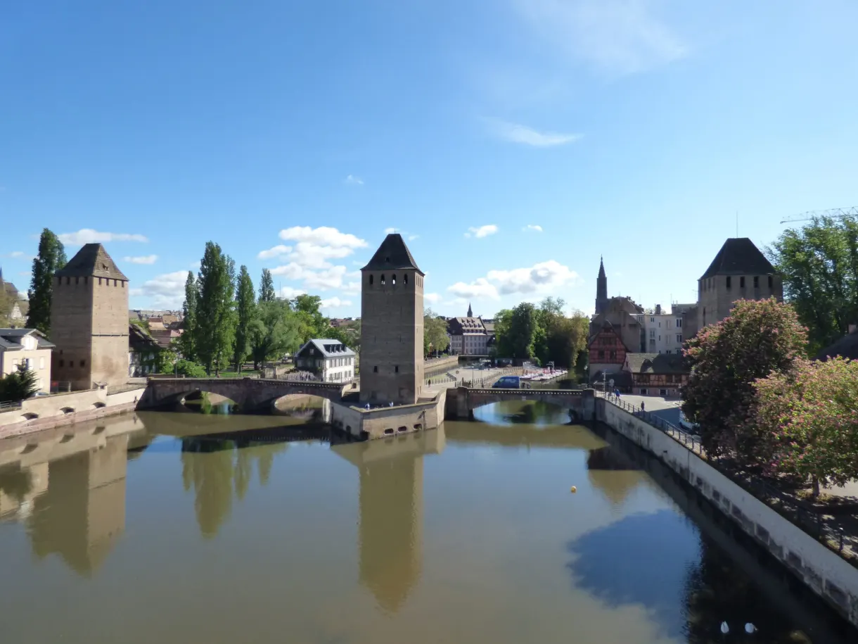 Les quatre tours des Ponts Couverts alignées sur le canal