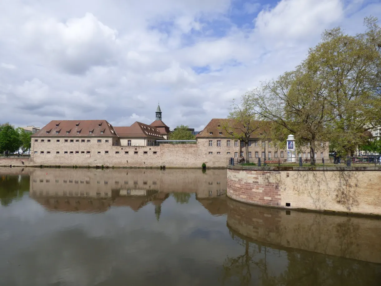 Toiture plate du barrage Vauban sous un ciel nuageux