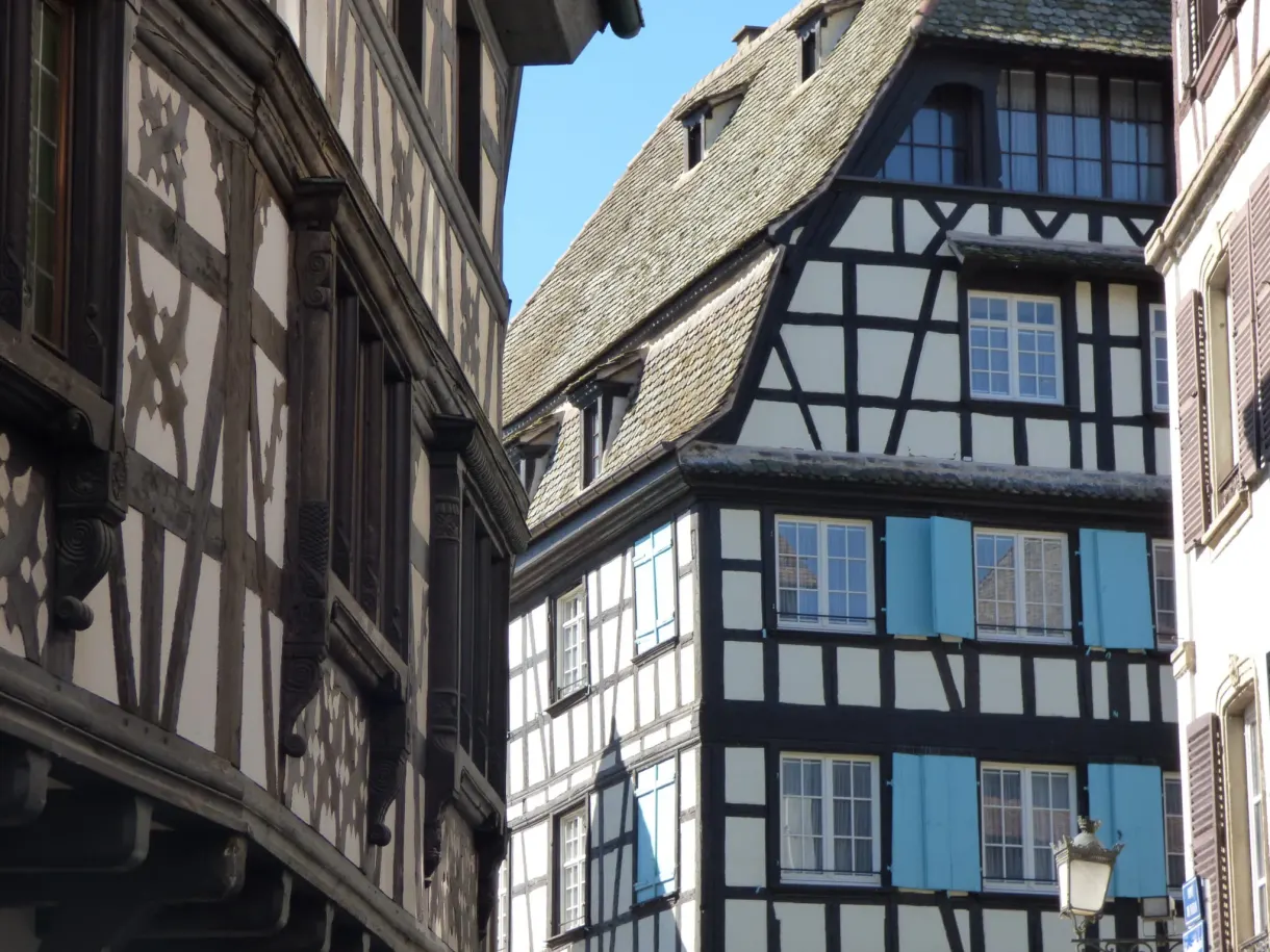 Façades à colombages sombres serrées le long d'une ruelle