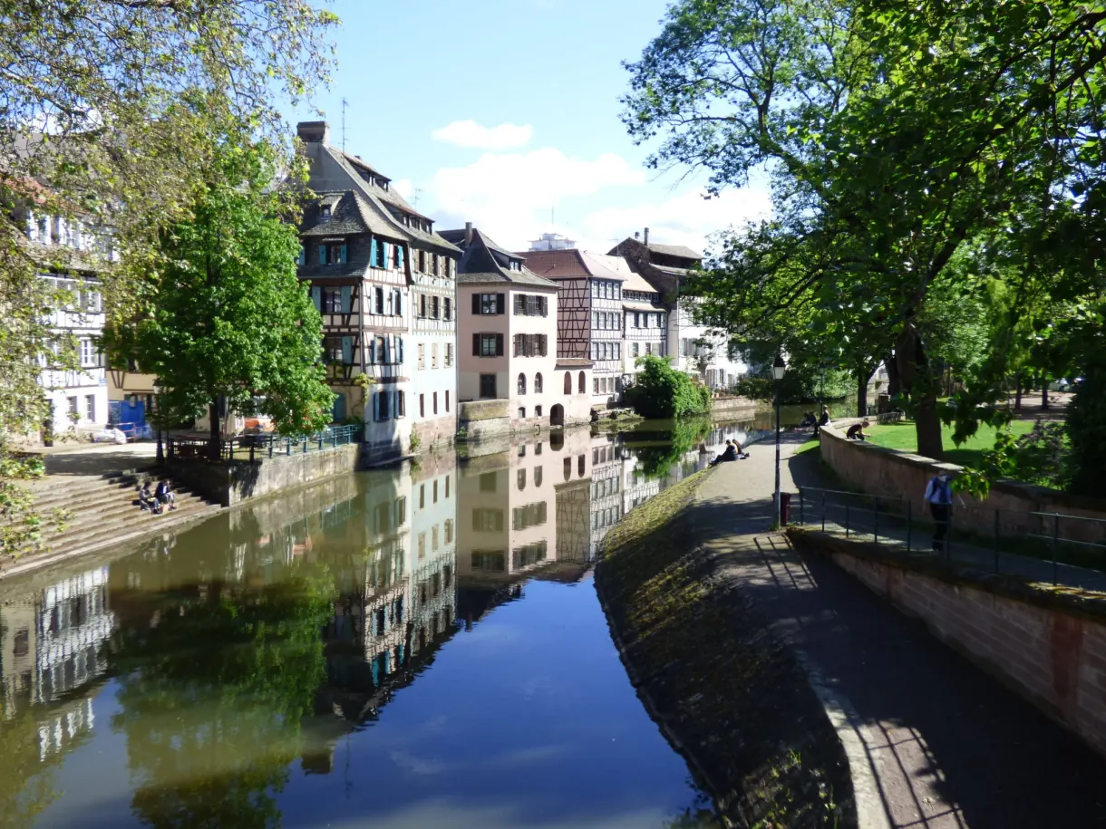 Maisons colorées alignées le long du canal et de son quai