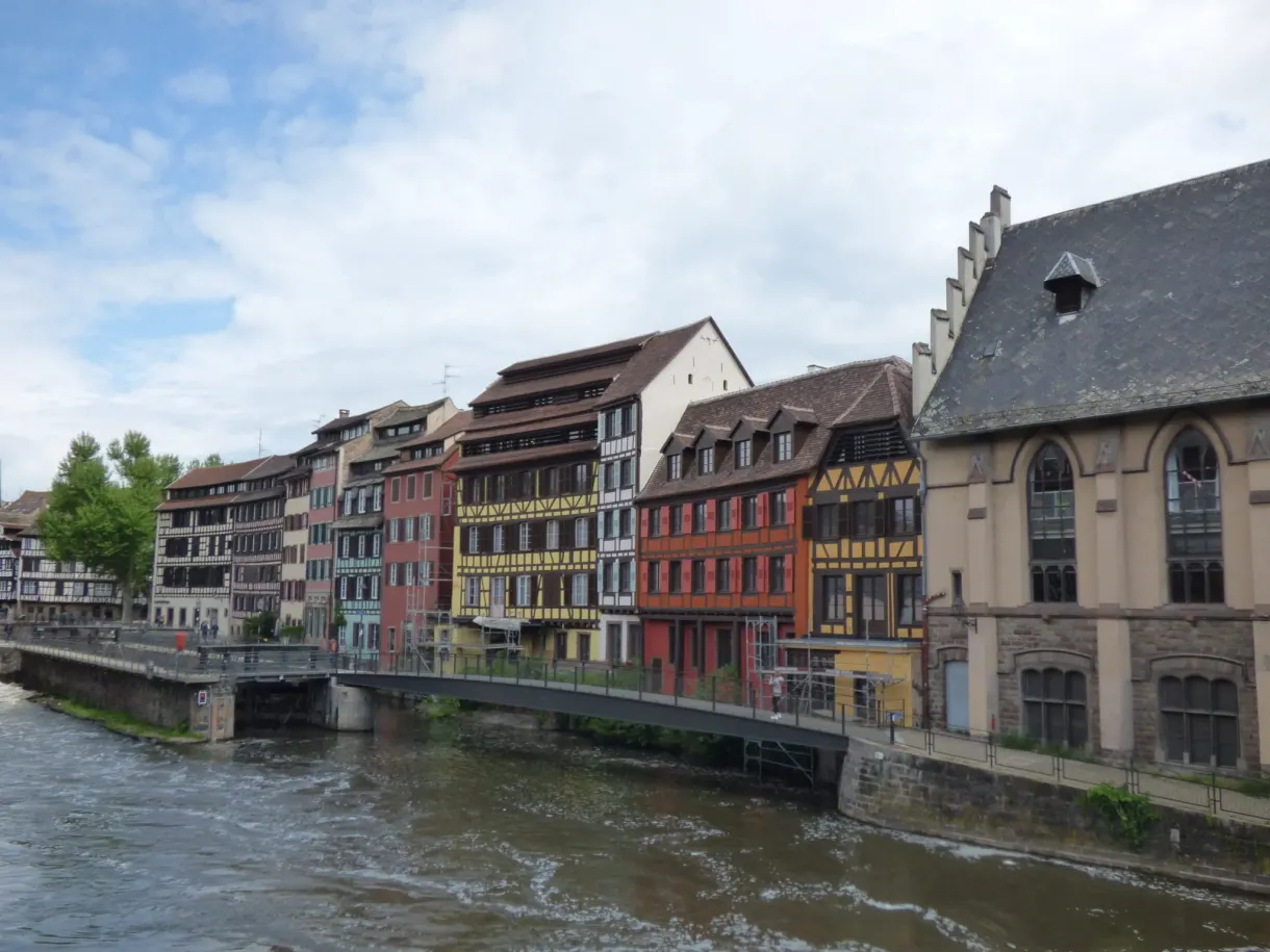 Rangée de maisons colorées au bord de l'eau agitée