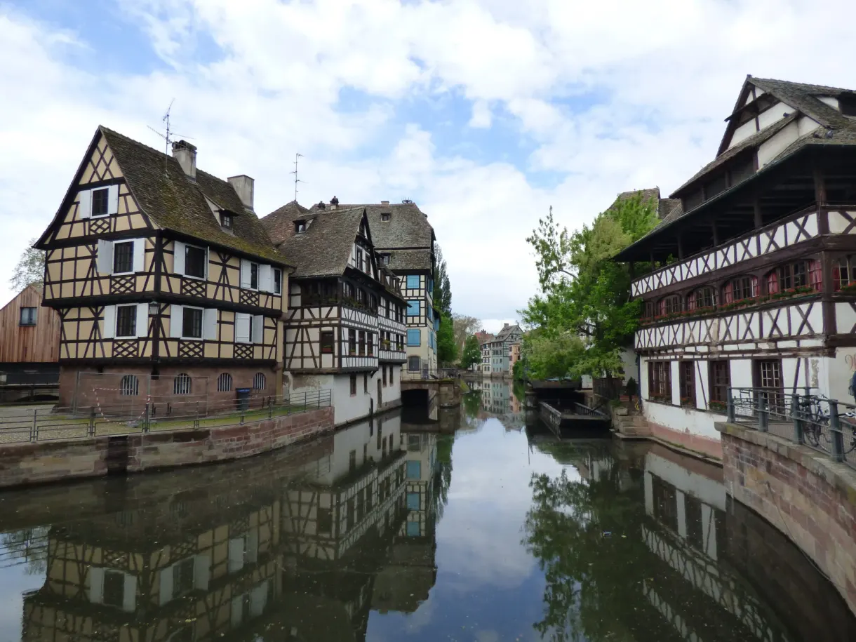 Grandes maisons à colombages face à face sur le canal