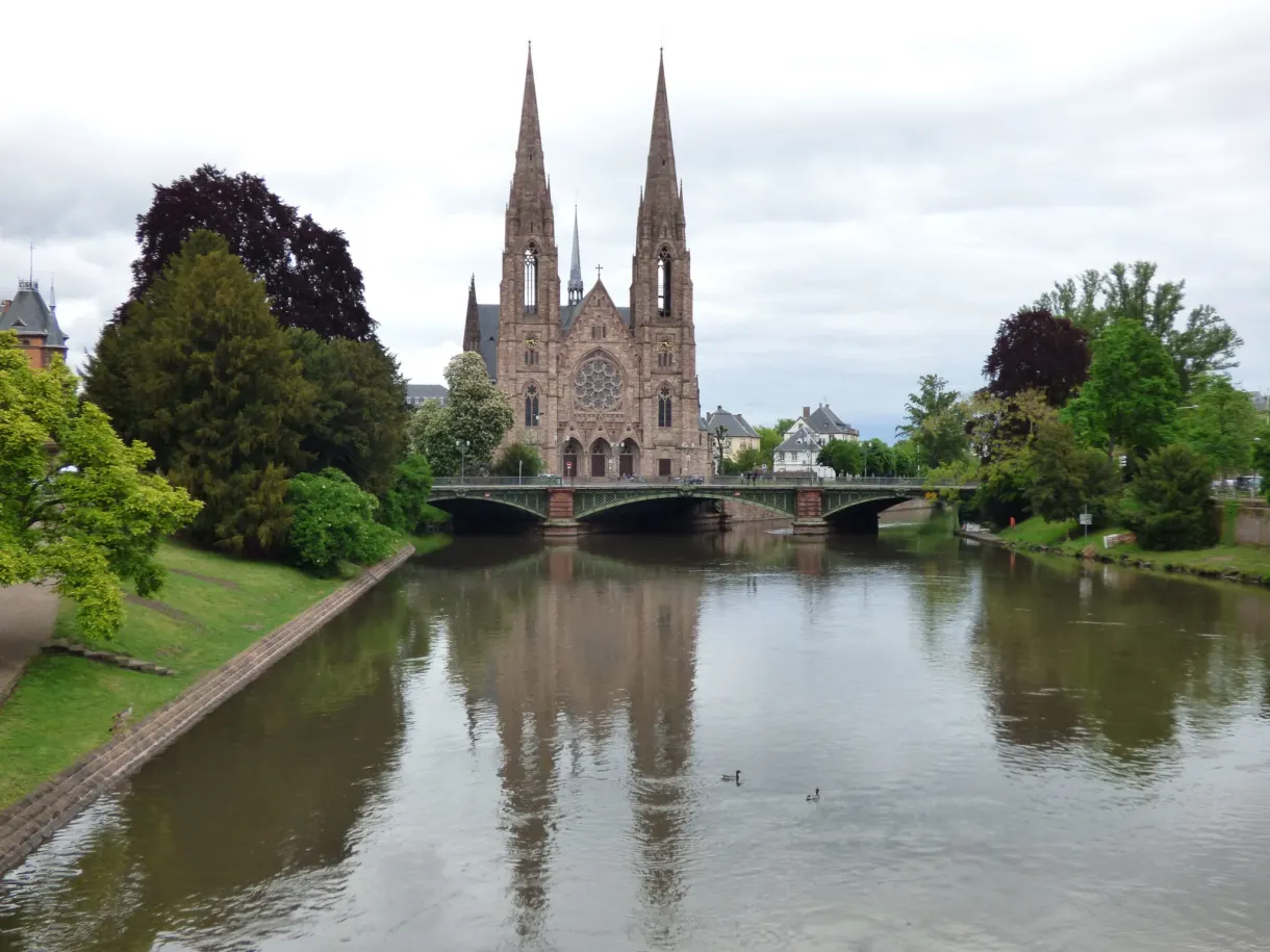 Église néogothique à deux flèches au bord de l'Ill