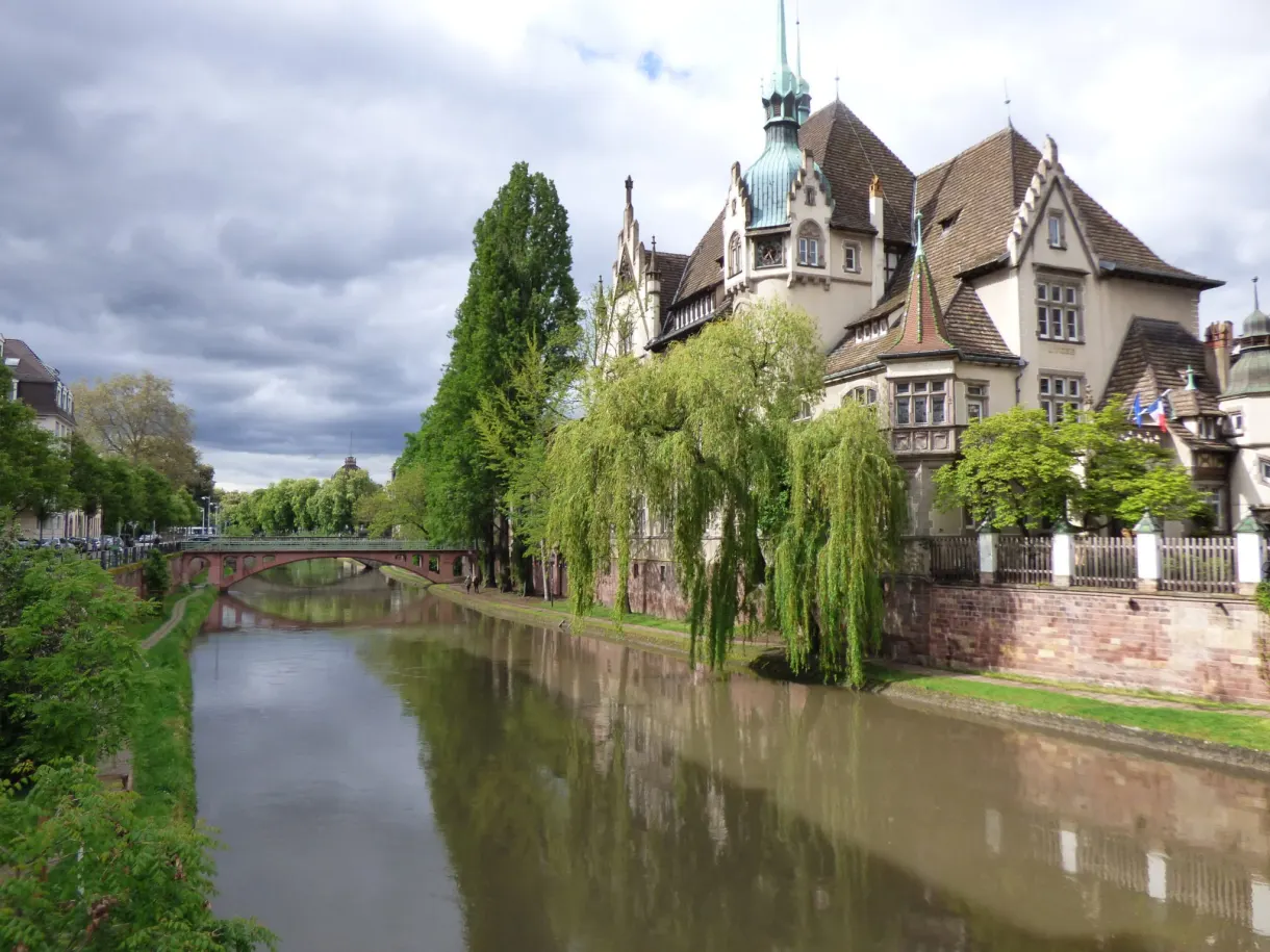 Manoir néo-Renaissance et saules pleureurs au bord de l'eau