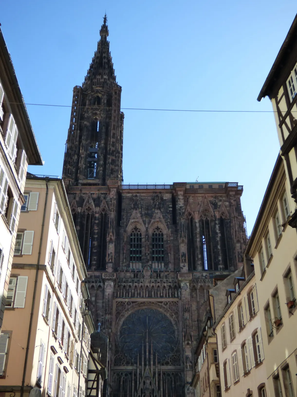 Flèche de la cathédrale surgissant au bout d'une ruelle