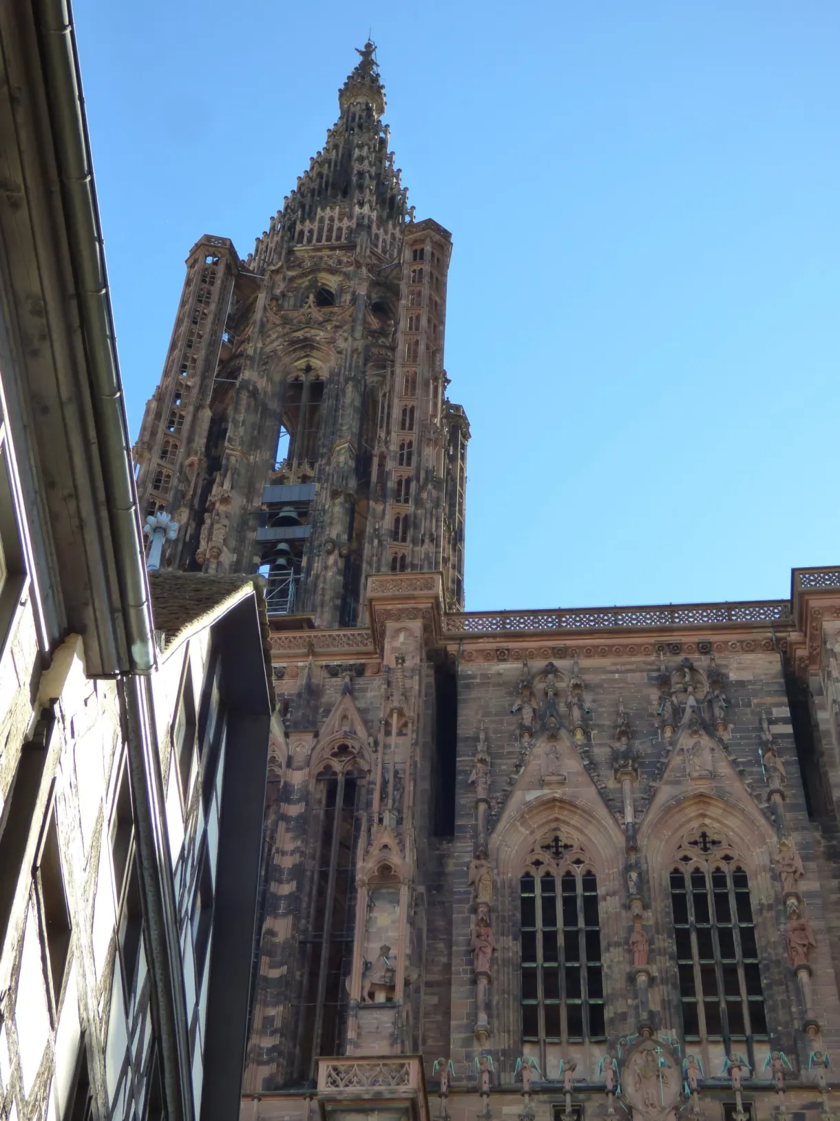 Tour en grès rose de la cathédrale, cadrage en contre-plongée