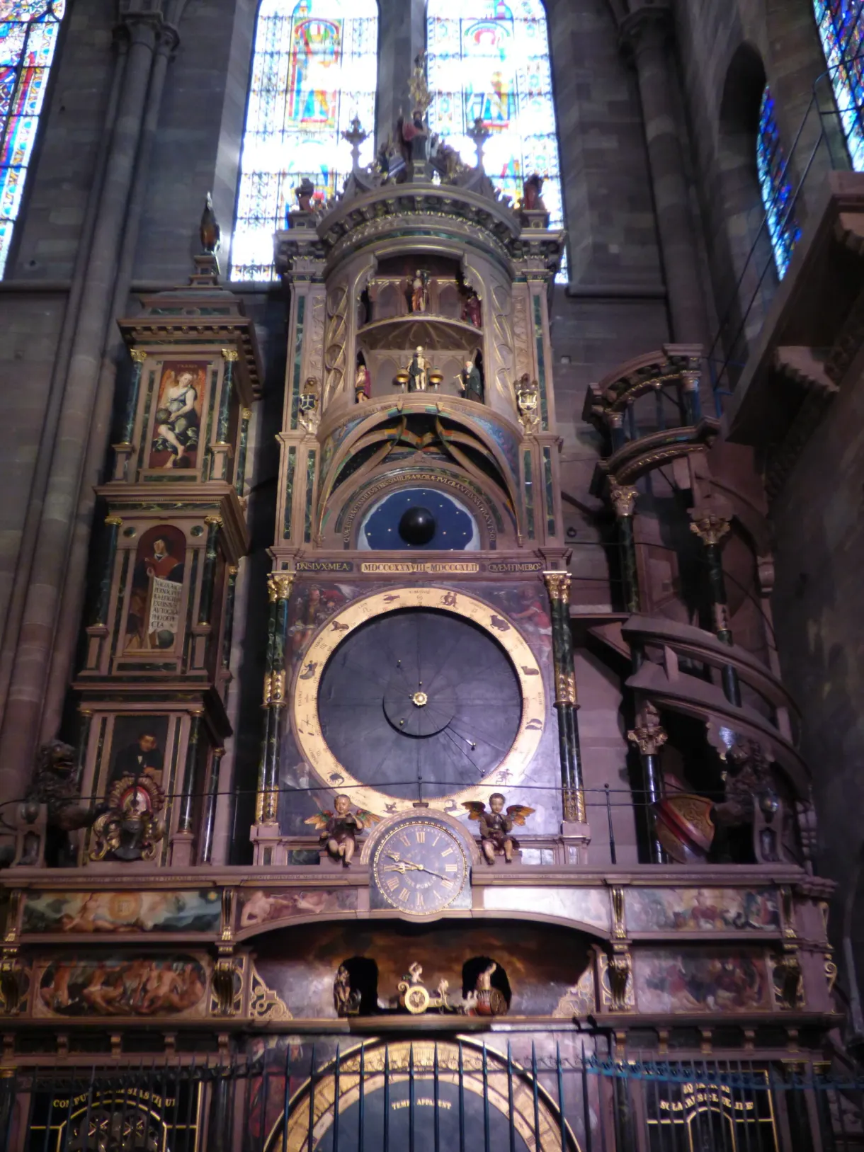 Horloge astronomique et ses automates sculptés dans la pénombre