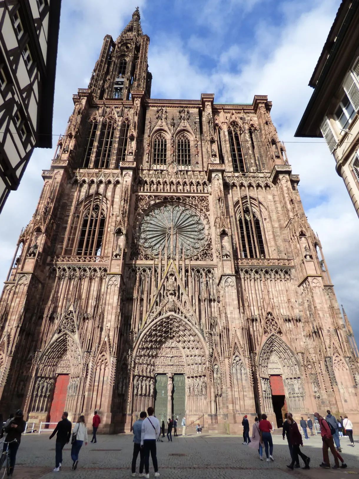 Façade occidentale et rosace de la cathédrale, passants au pied