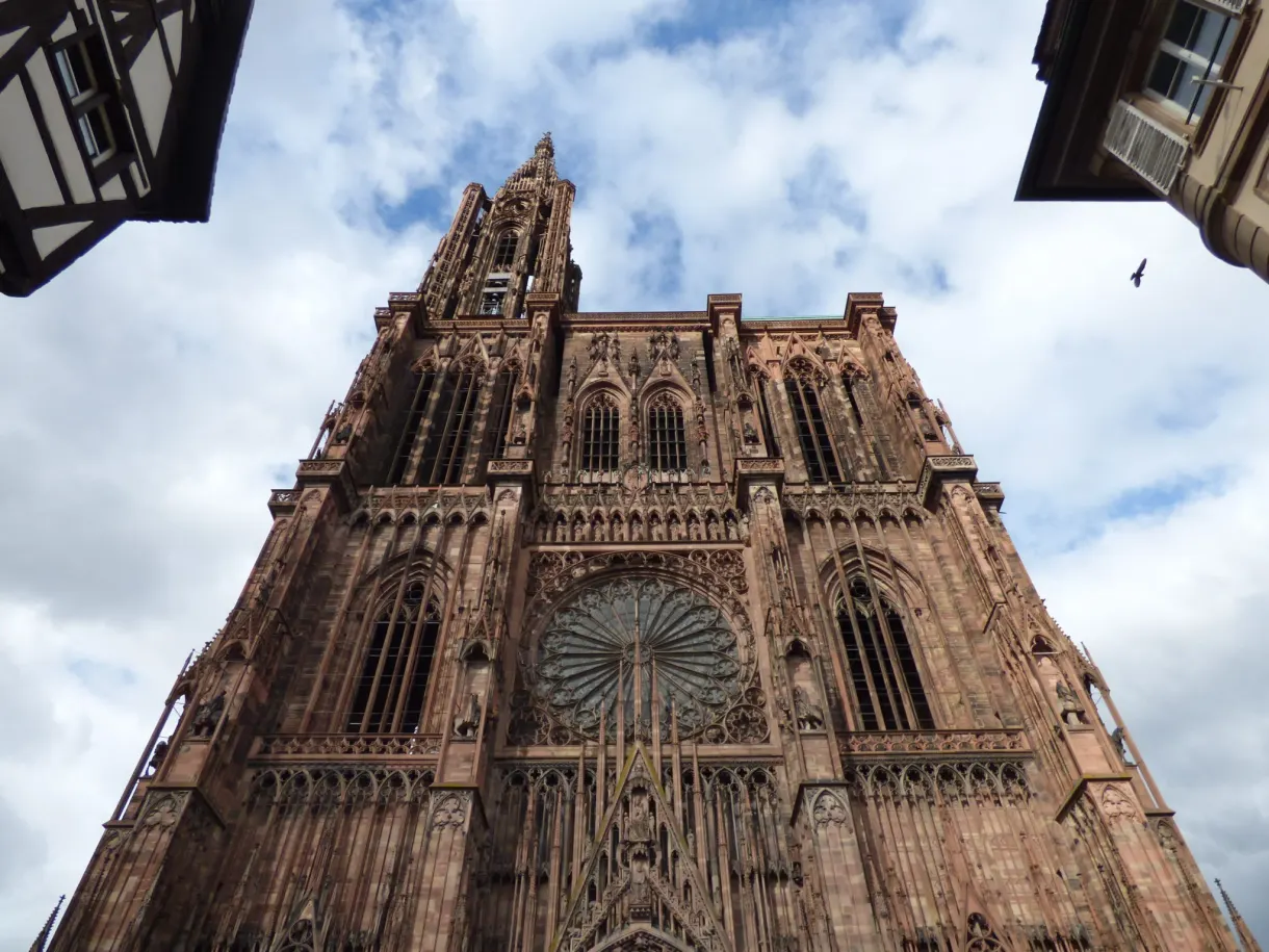 Contre-plongée vertigineuse sur la flèche unique de la cathédrale