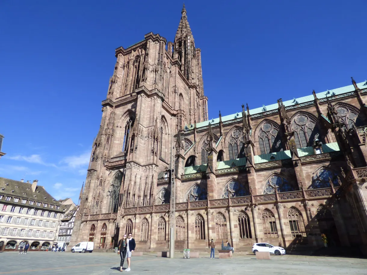 Flanc de la cathédrale et sa toiture verte depuis la place