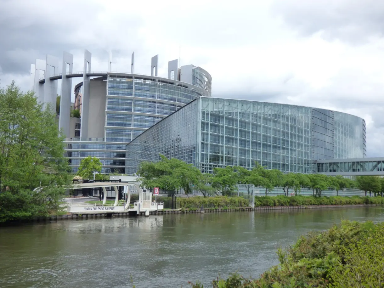 Parlement européen et sa tour ronde au bord de l'eau