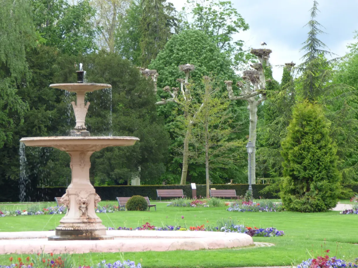 Fontaine à vasques au milieu des parterres fleuris du parc