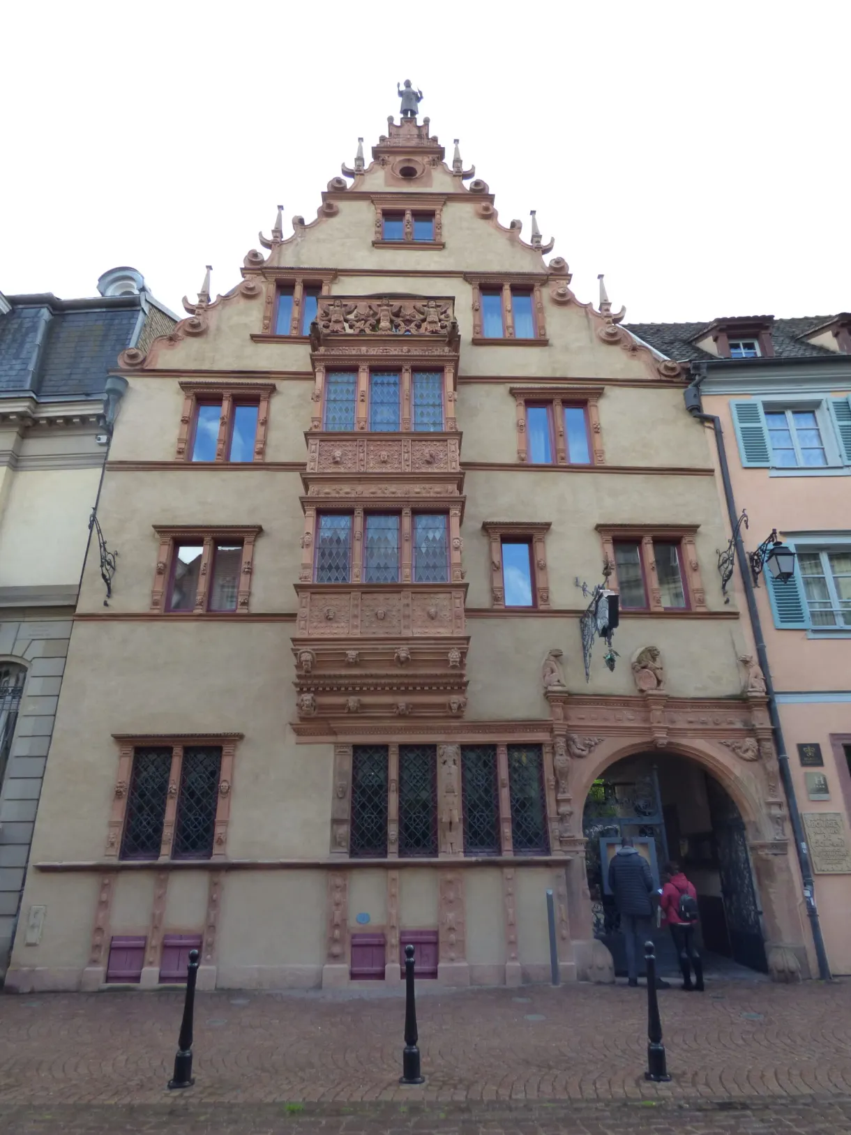 Façade Renaissance sculptée et son haut pignon à volutes