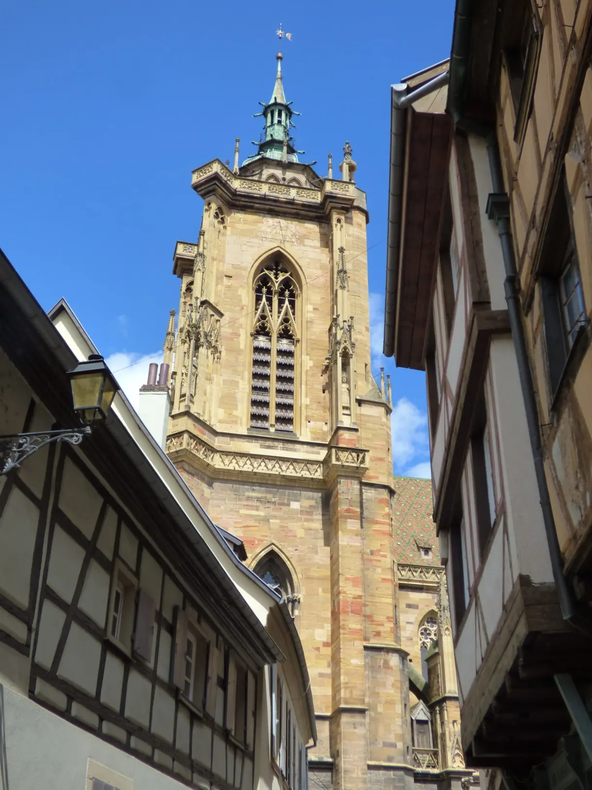 Clocher gothique coincé entre deux toits à colombages