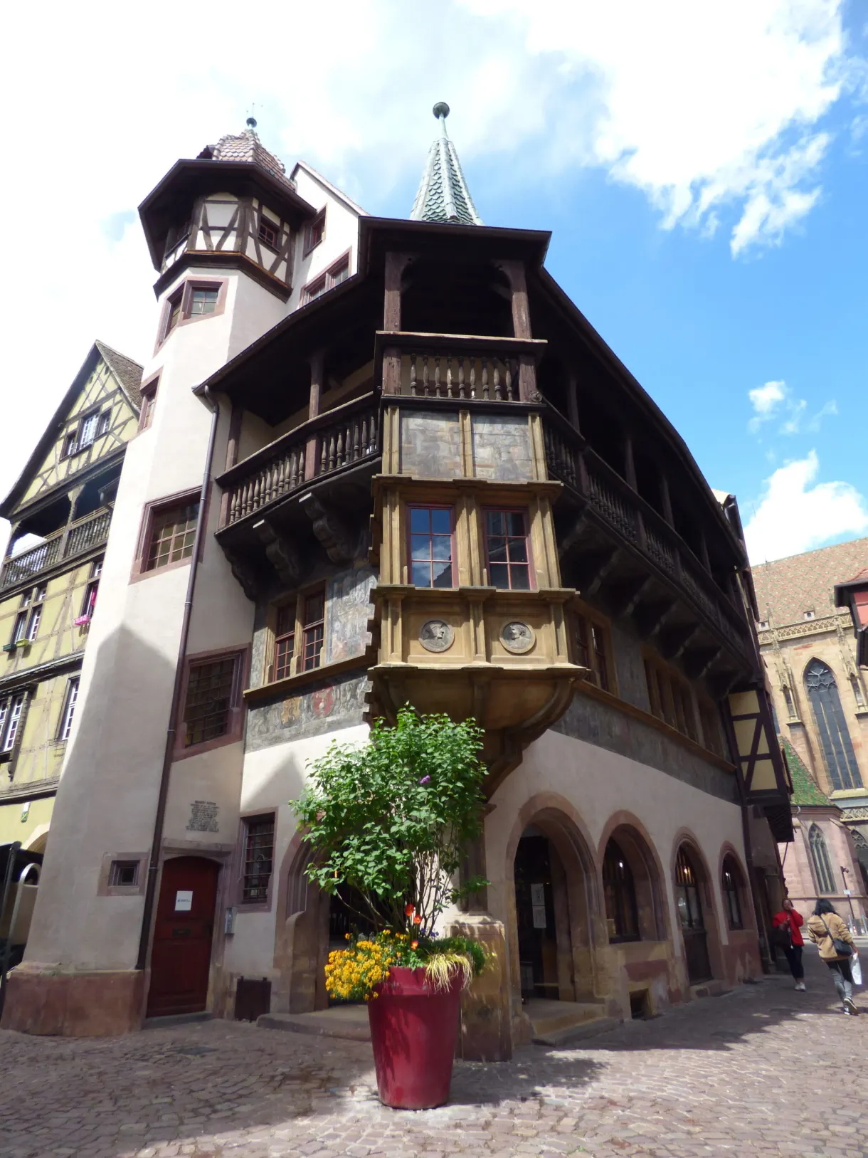 Maison d'angle à galerie de bois et tourelle en encorbellement