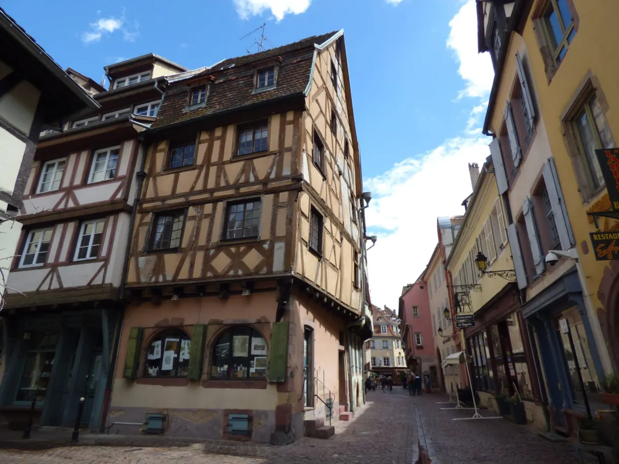 Maison d'angle à pans de bois ouvrant sur deux ruelles