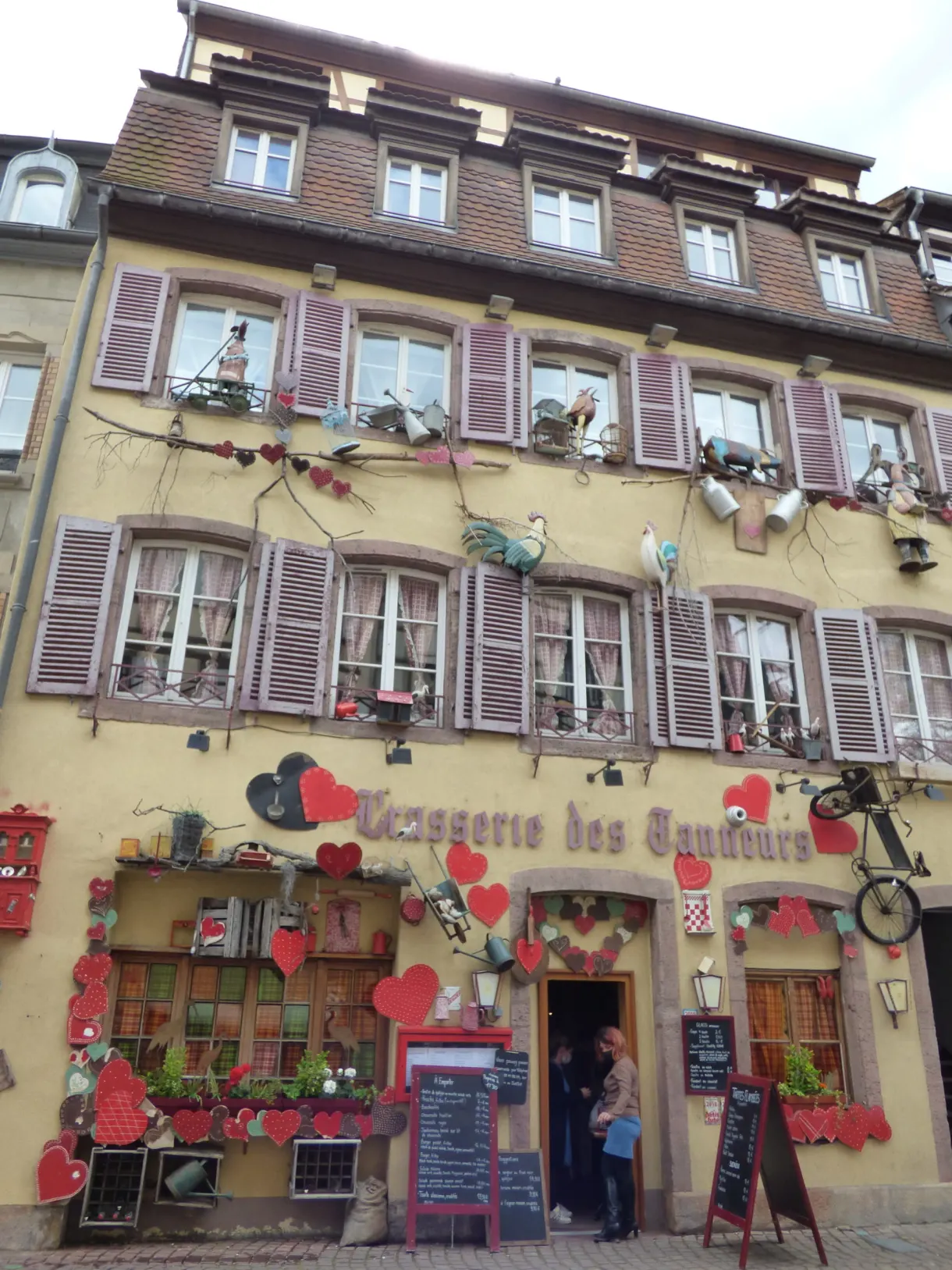 Brasserie décorée de cœurs rouges et d'ardoises de menu