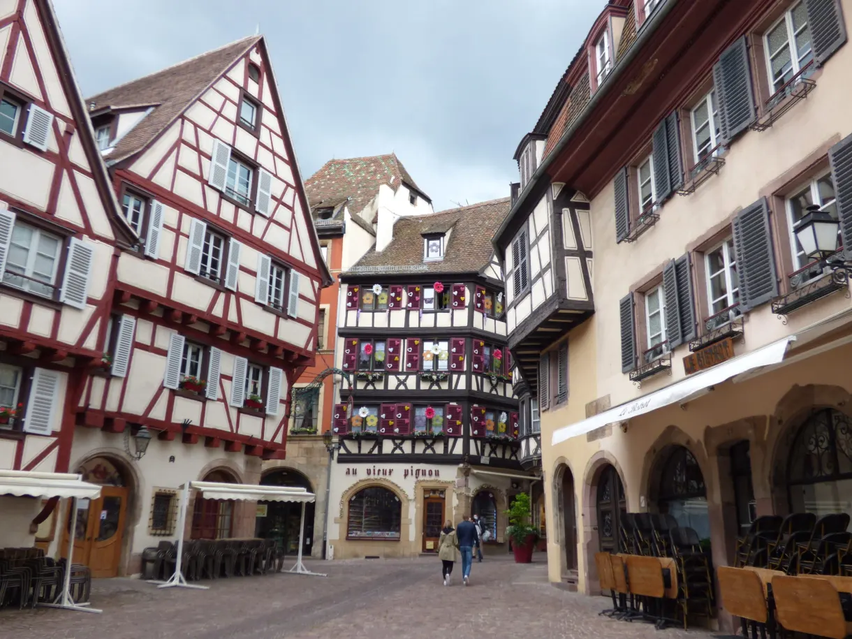 Terrasses installées sous les arcades d'une place ancienne