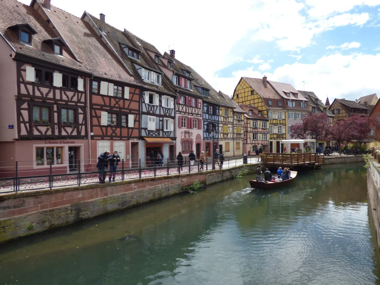 Barque à fond plat glissant sur le canal entre les maisons