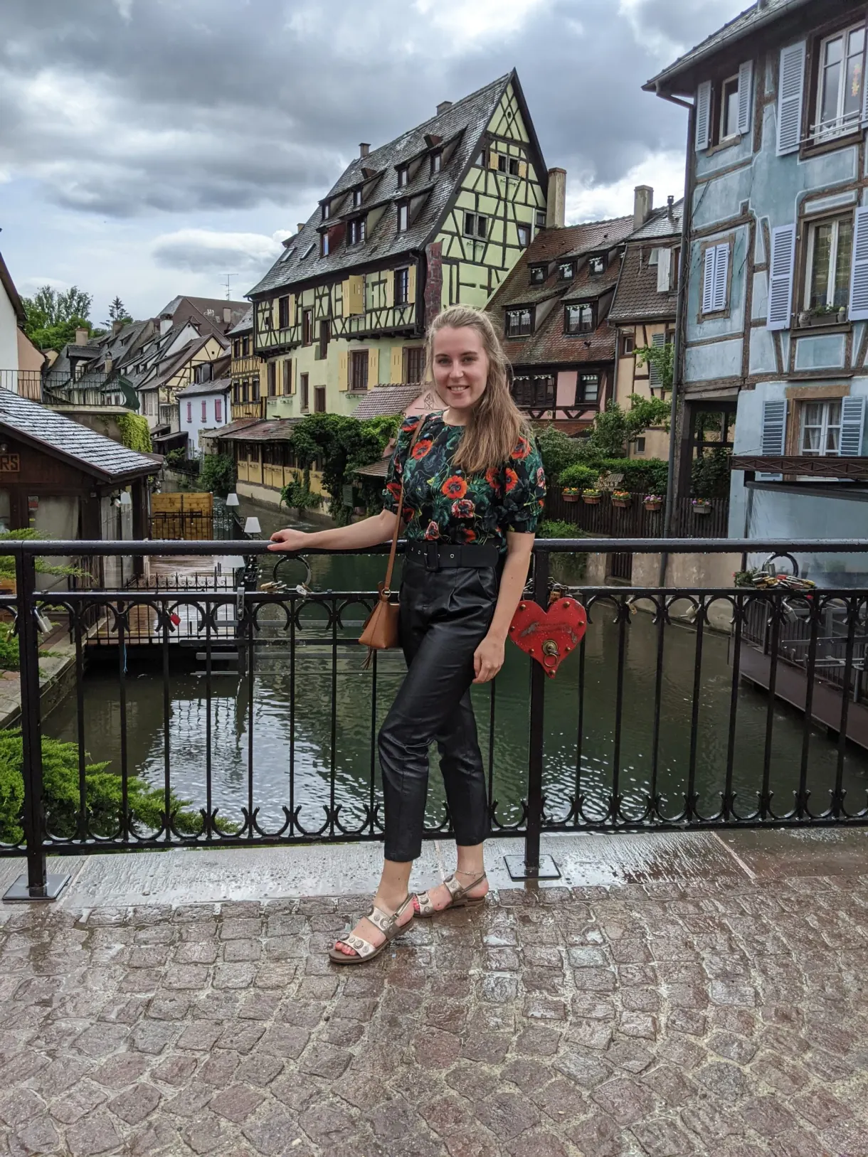 Voyageuse accoudée au garde-corps du pont sur le canal