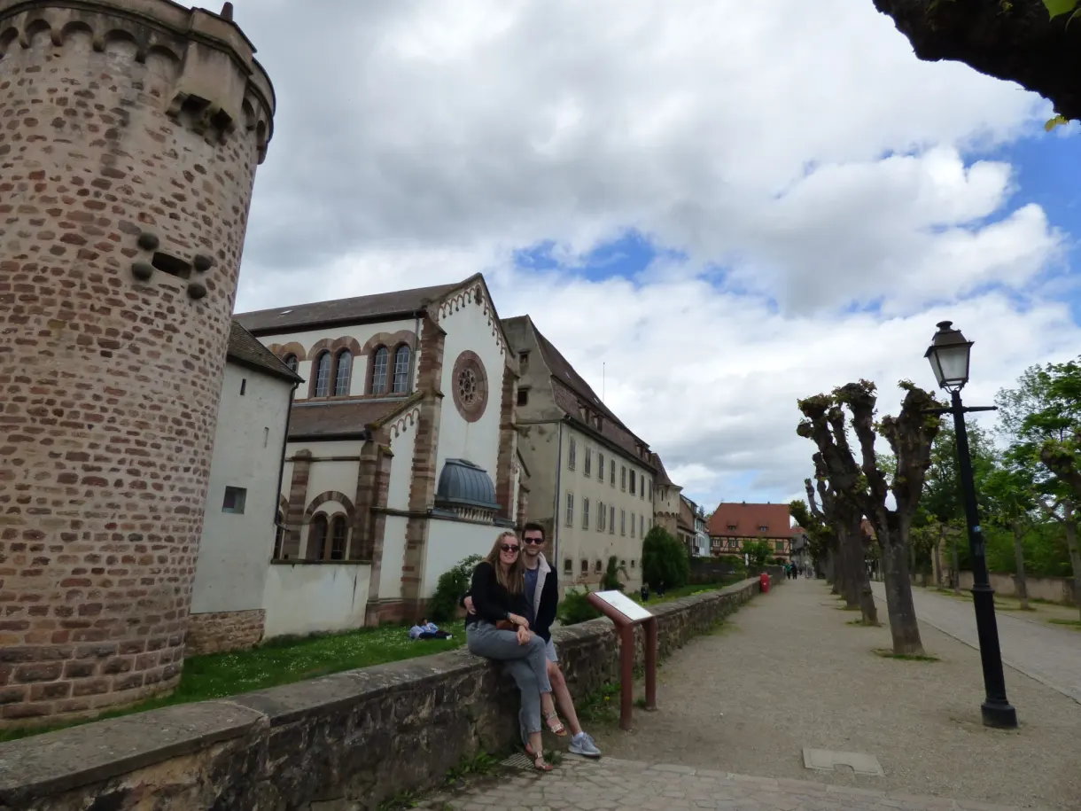 Tour ronde des remparts et bâtiment ancien, promeneuses assises