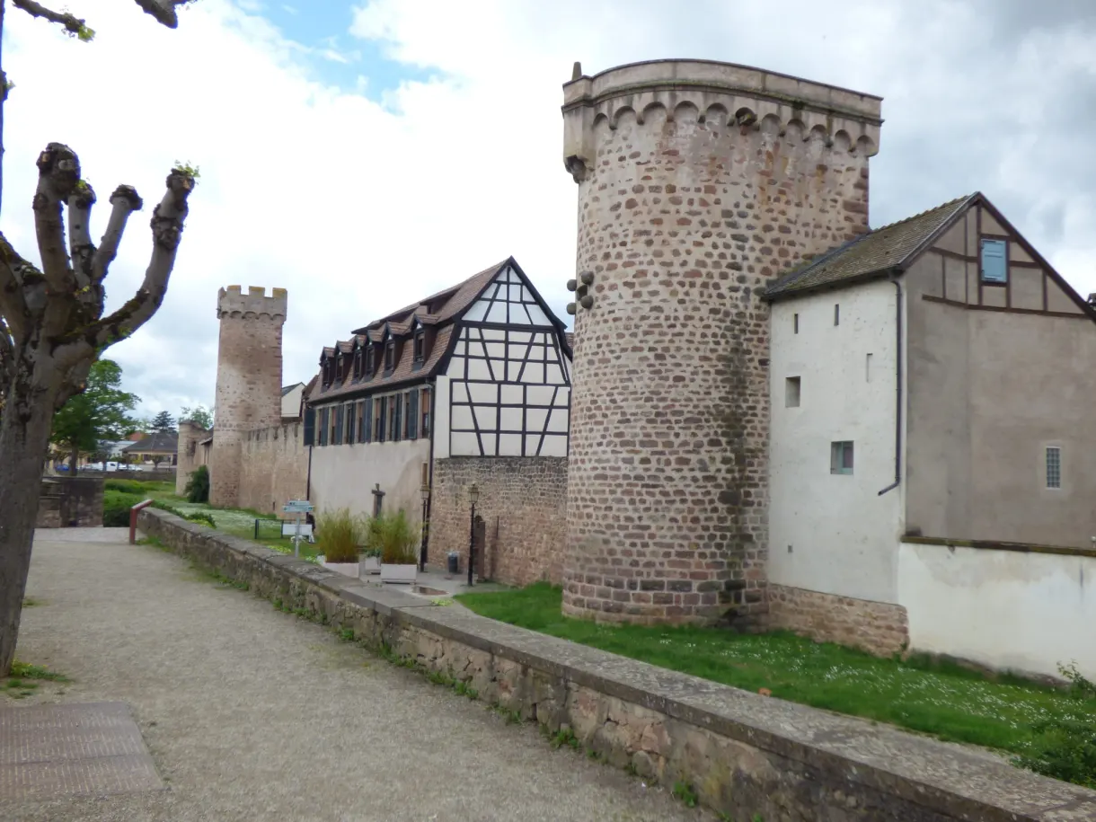 Tour d'angle en pierre au bord du chemin des remparts