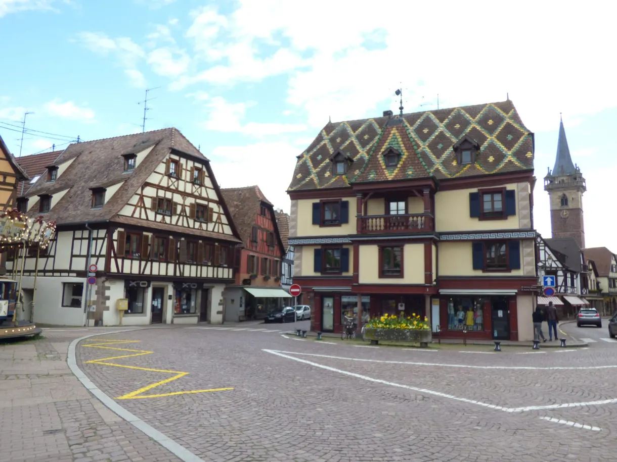 Maison au toit de tuiles vernissées à l'angle de la place