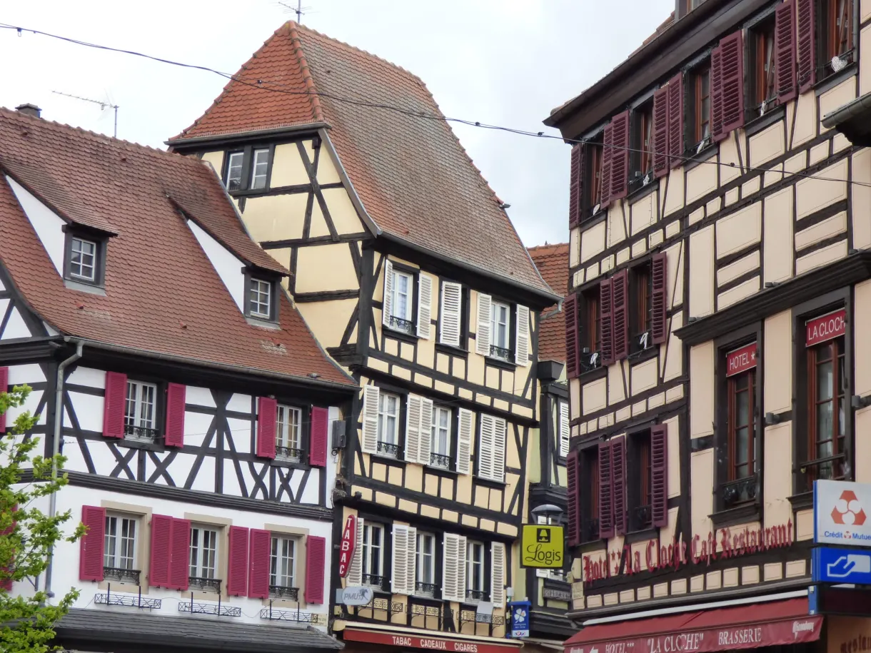 Maisons d'angle à colombages se rejoignant sur la place