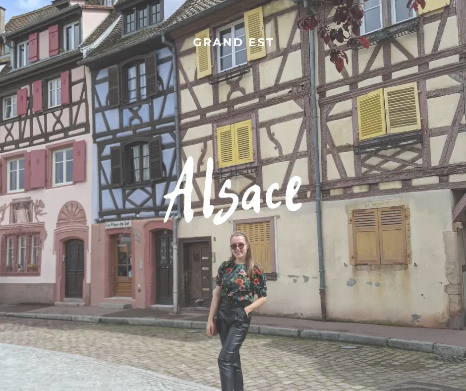 Voyageuse devant des maisons pastel à colombages, visuel de couverture