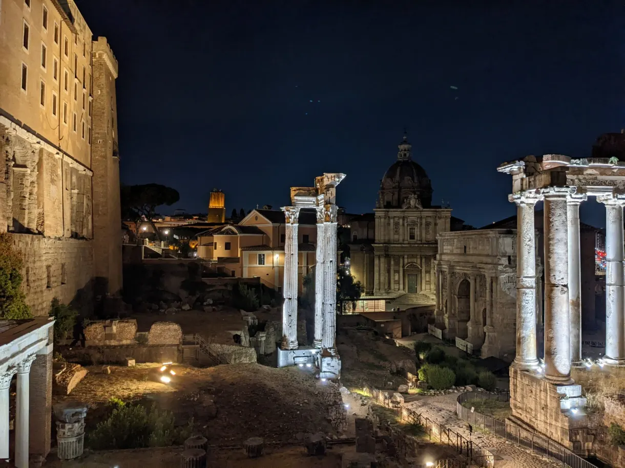 Colonnes éclairées se détachant sur le bleu du soir