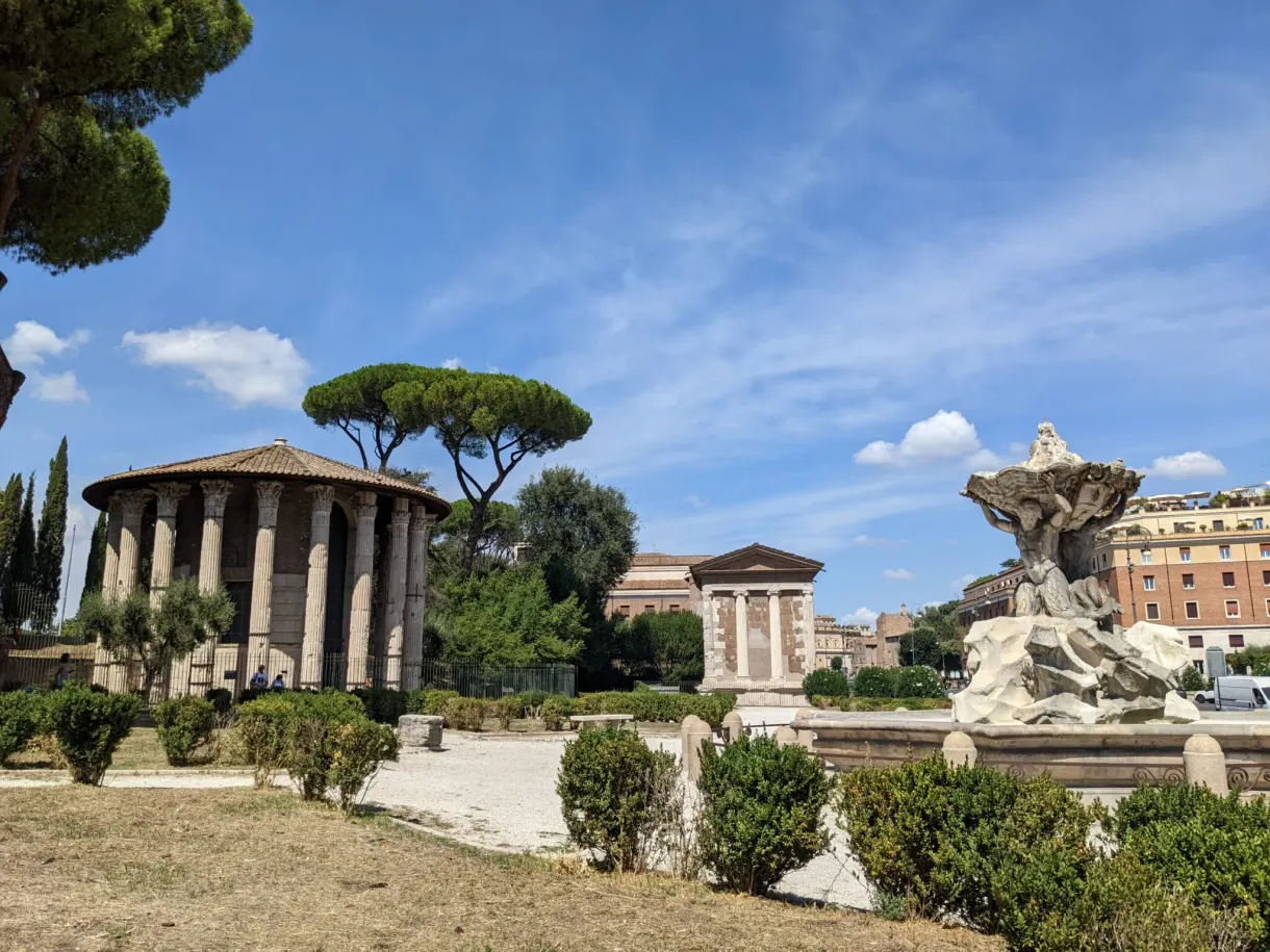 Temple rond à colonnes au milieu d'un jardin et sa fontaine