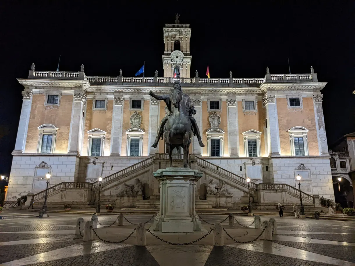 Palais et statue équestre éclairés sur la place déserte