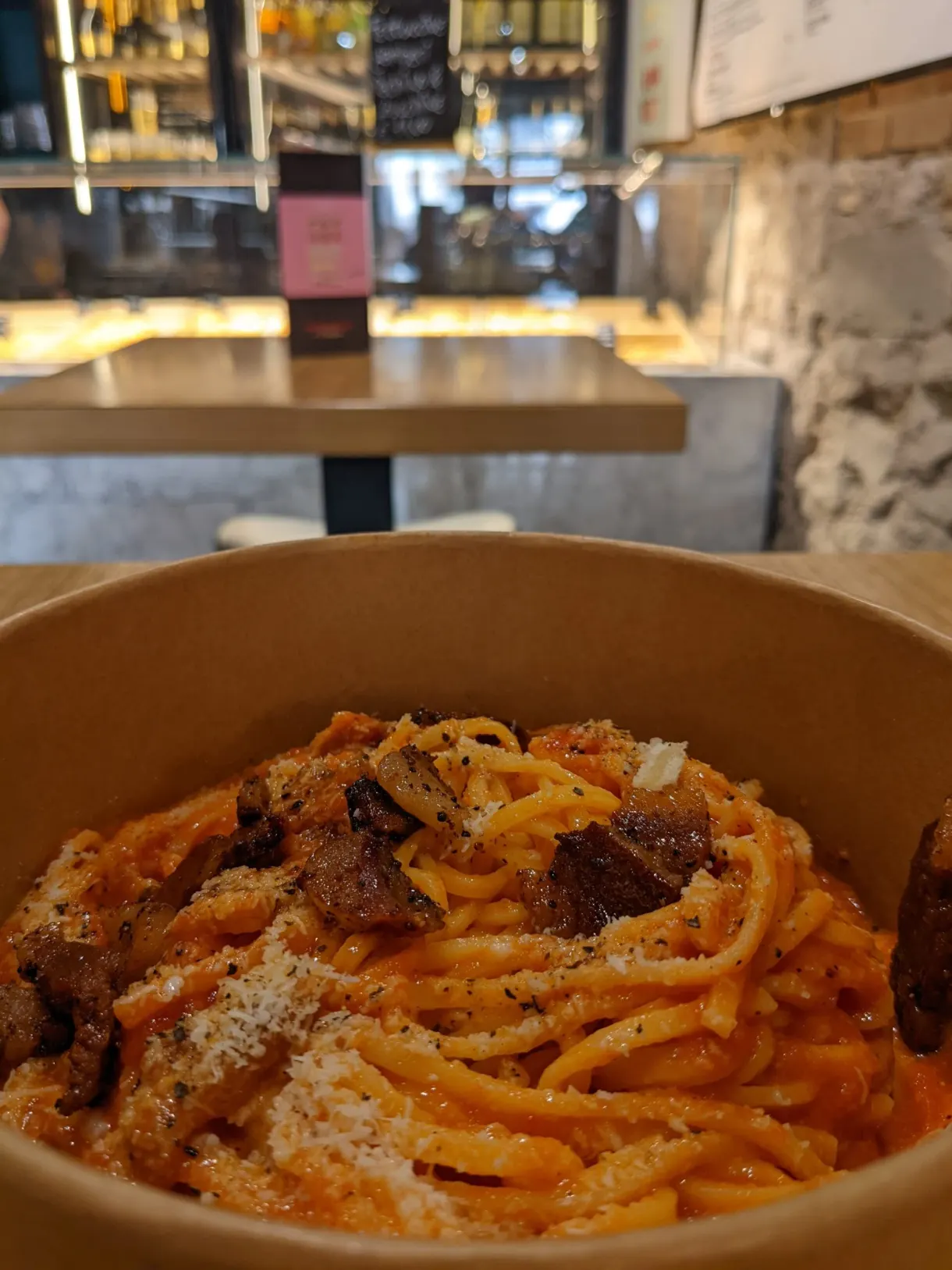 Bol de pâtes à la sauce tomate et joue de porc croustillante
