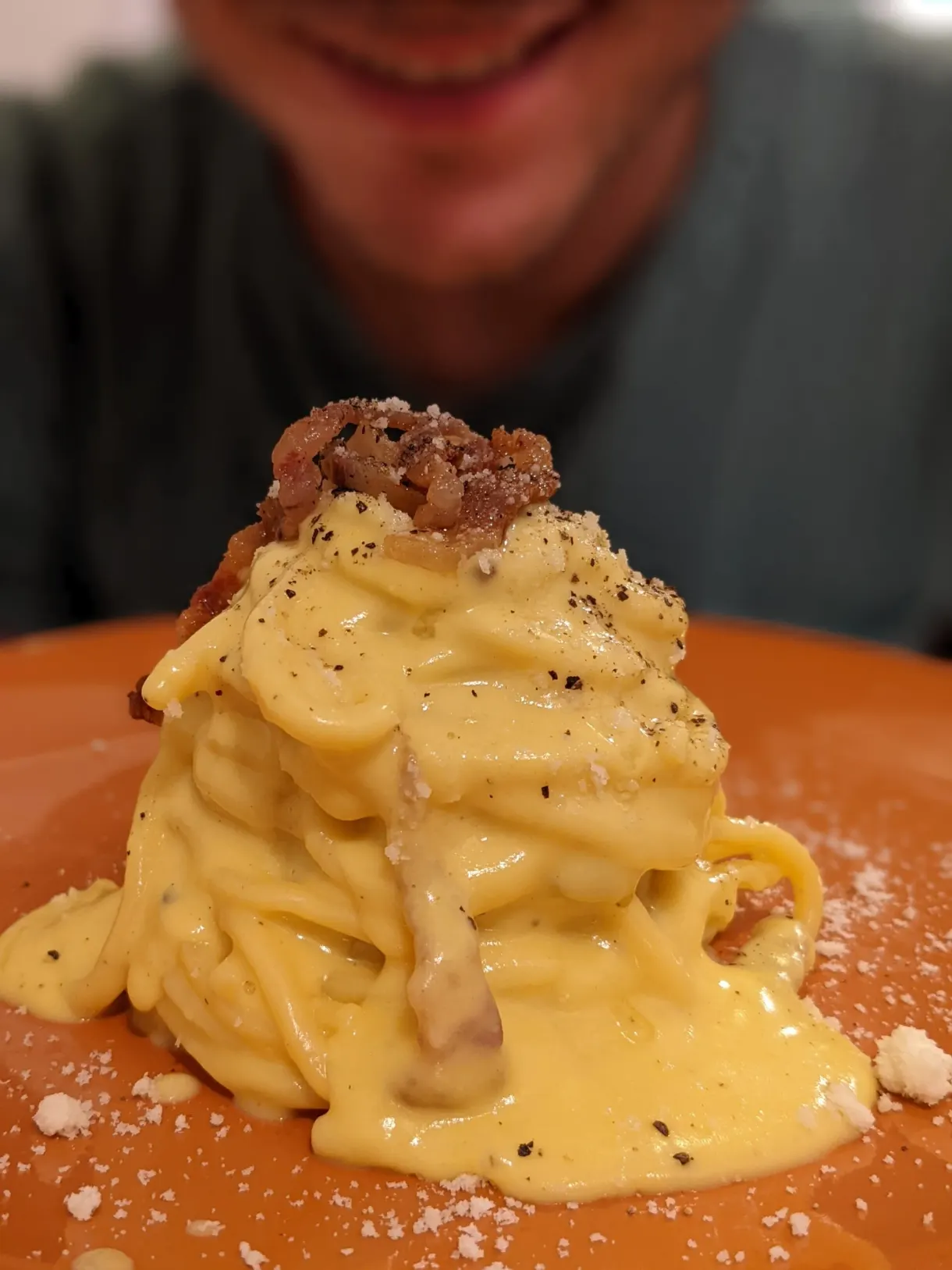 Assiette de pâtes crémeuses au poivre servie à table