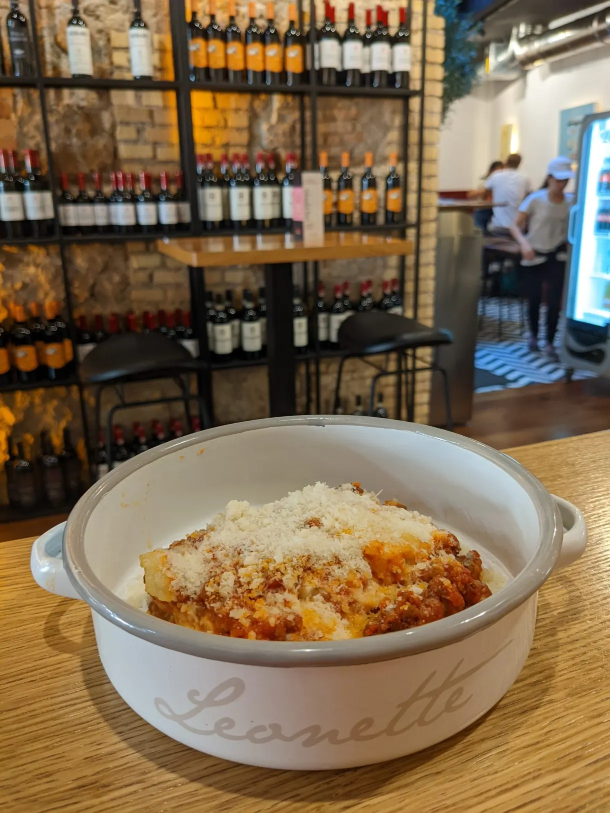Cocotte gratinée au parmesan servie dans un bar à vins