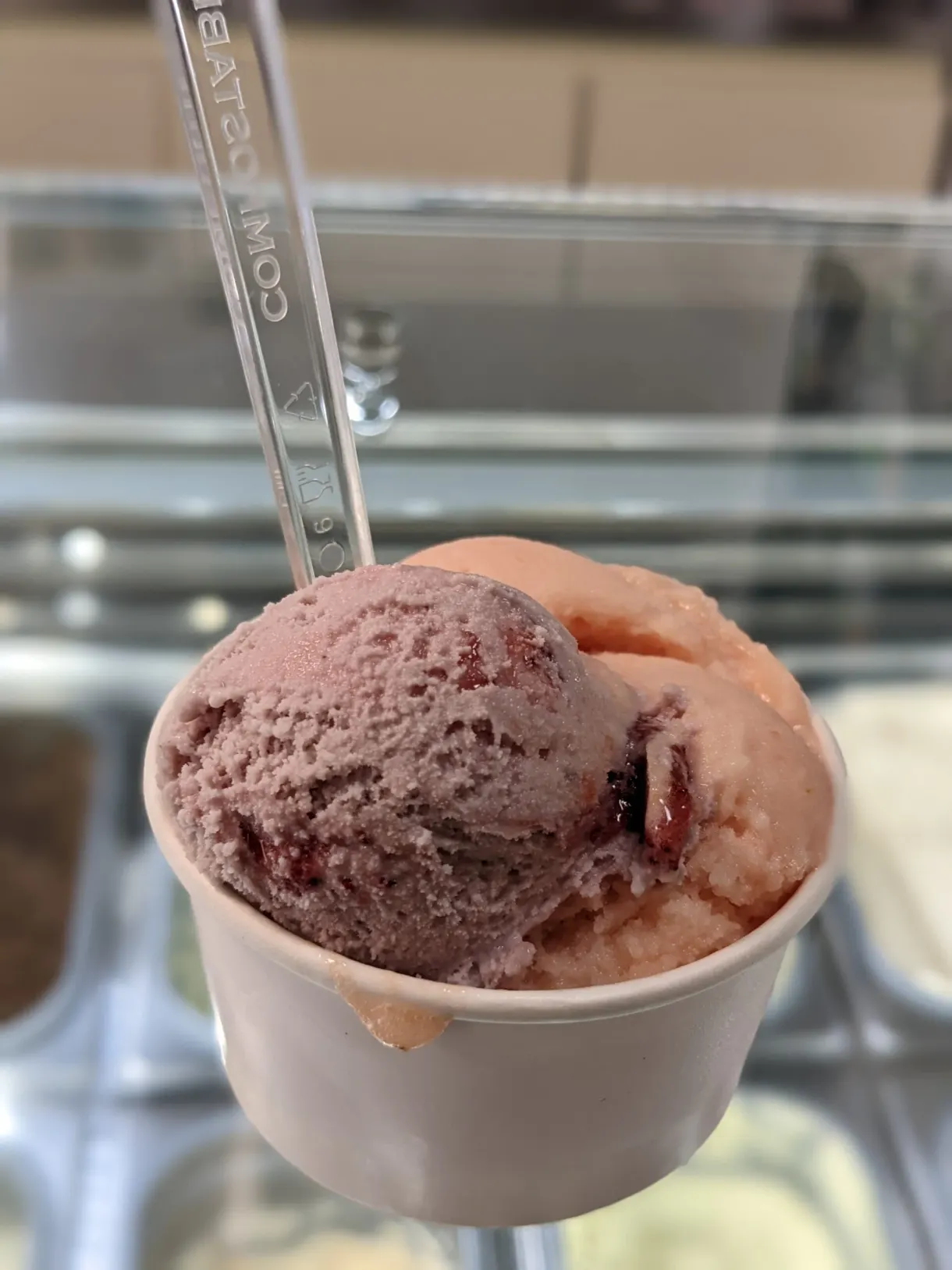 Boule de glace aux fruits rouges vue de tout près