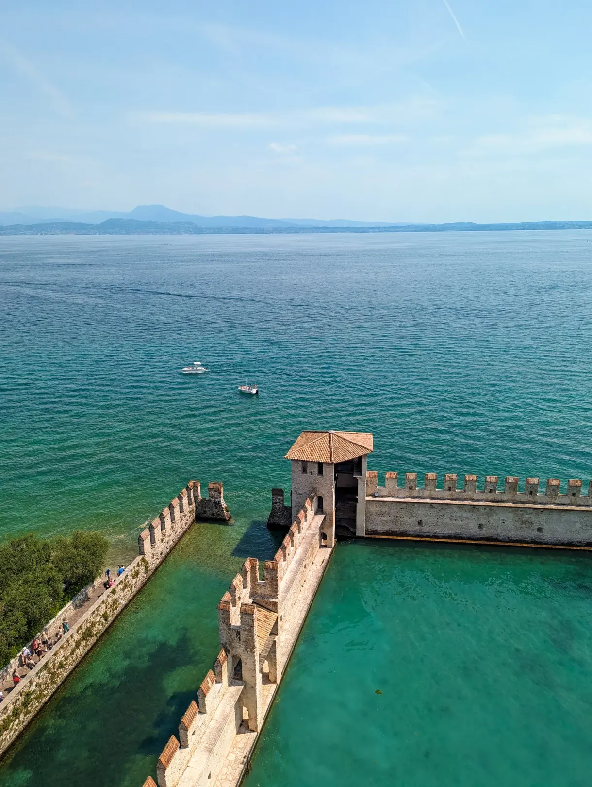 Château fortifié entouré d'eau turquoise vu du ciel