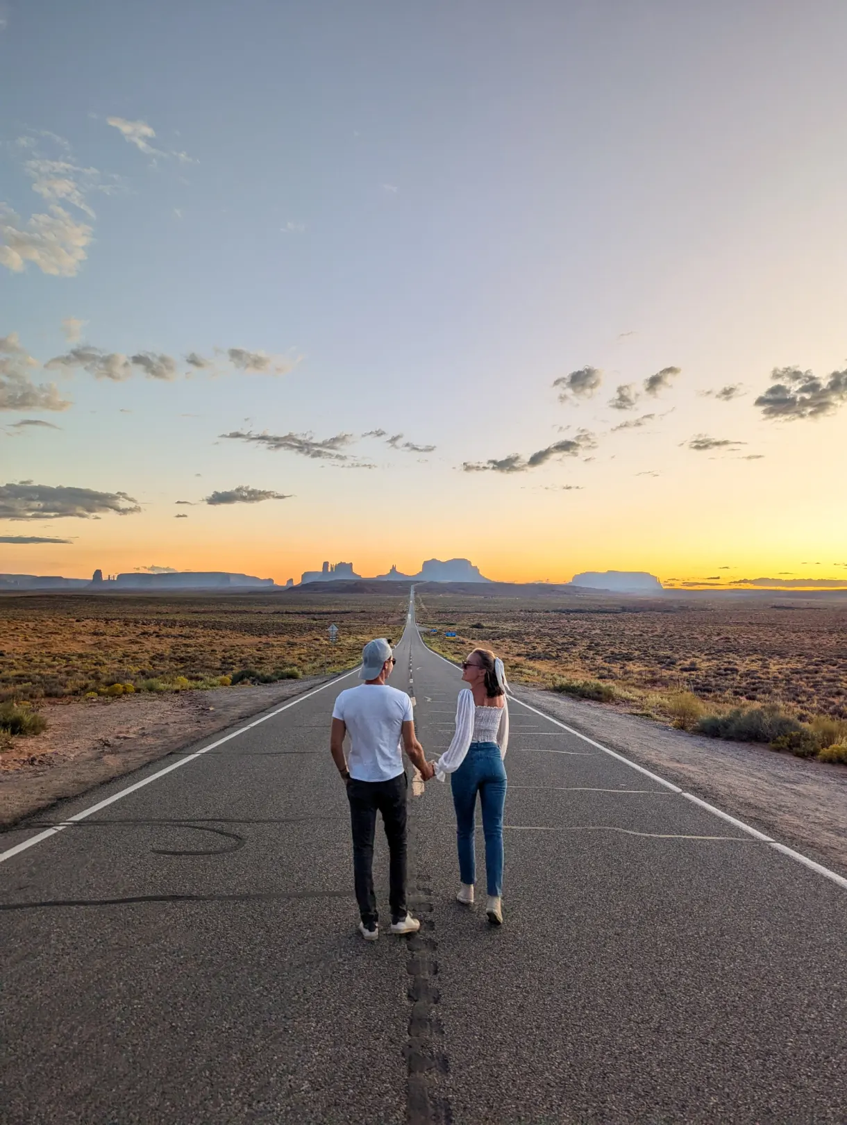Marie et Romain sur la route de Monument Valley au coucher du soleil